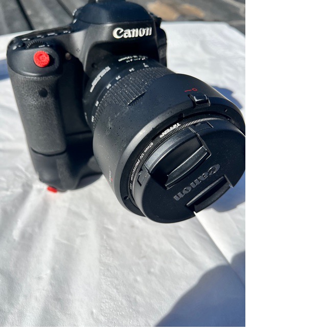 A camera with a lens
AI-generated content may be incorrect.