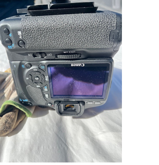 A camera with a screen
AI-generated content may be incorrect.